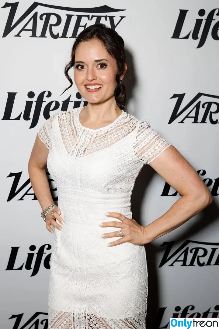 Danica McKellar голая photo #0030 (danicamckellar)