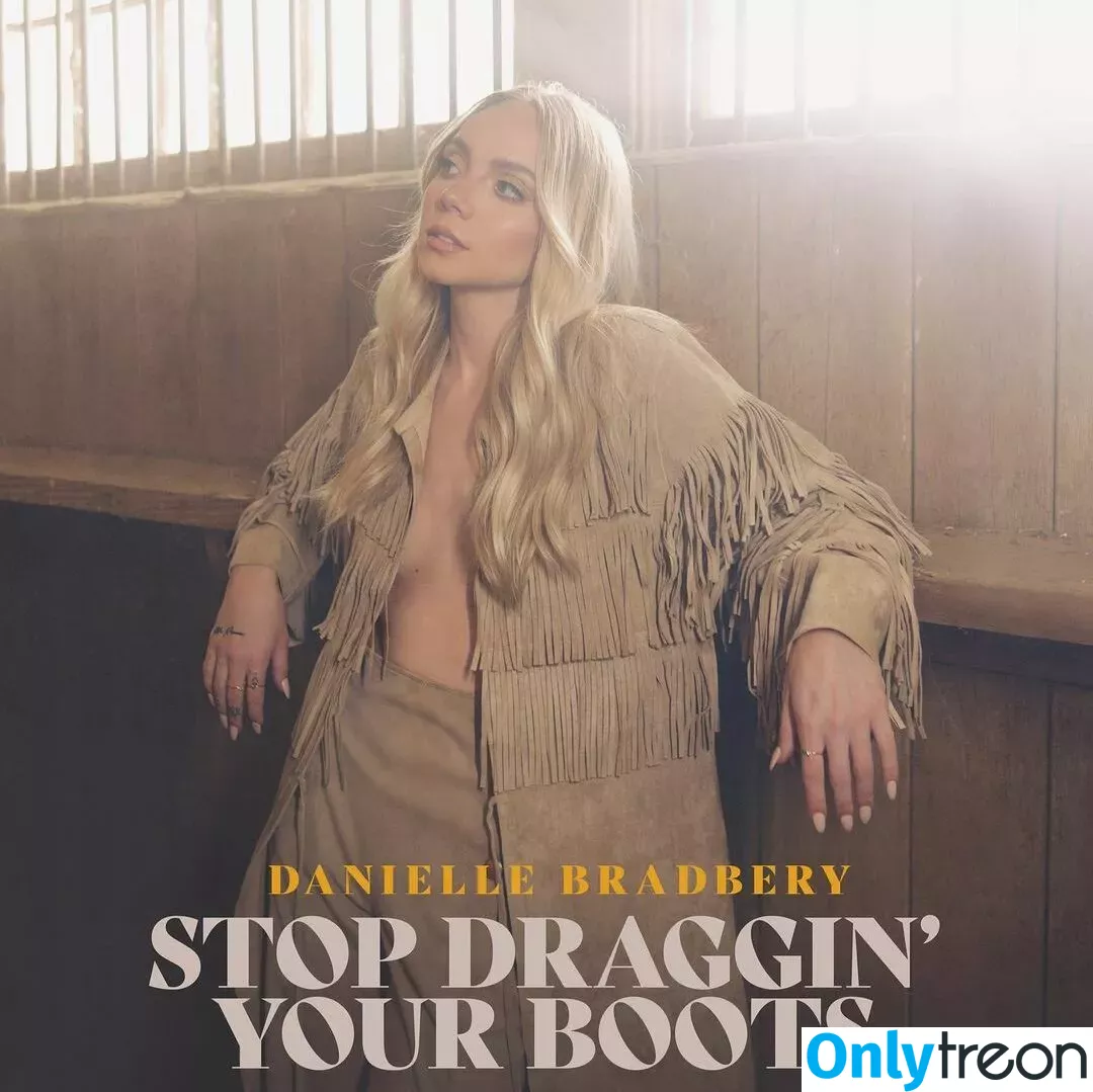 Danielle Bradbery голая photo #0003 (daniellebradbery / southdakotahottie)