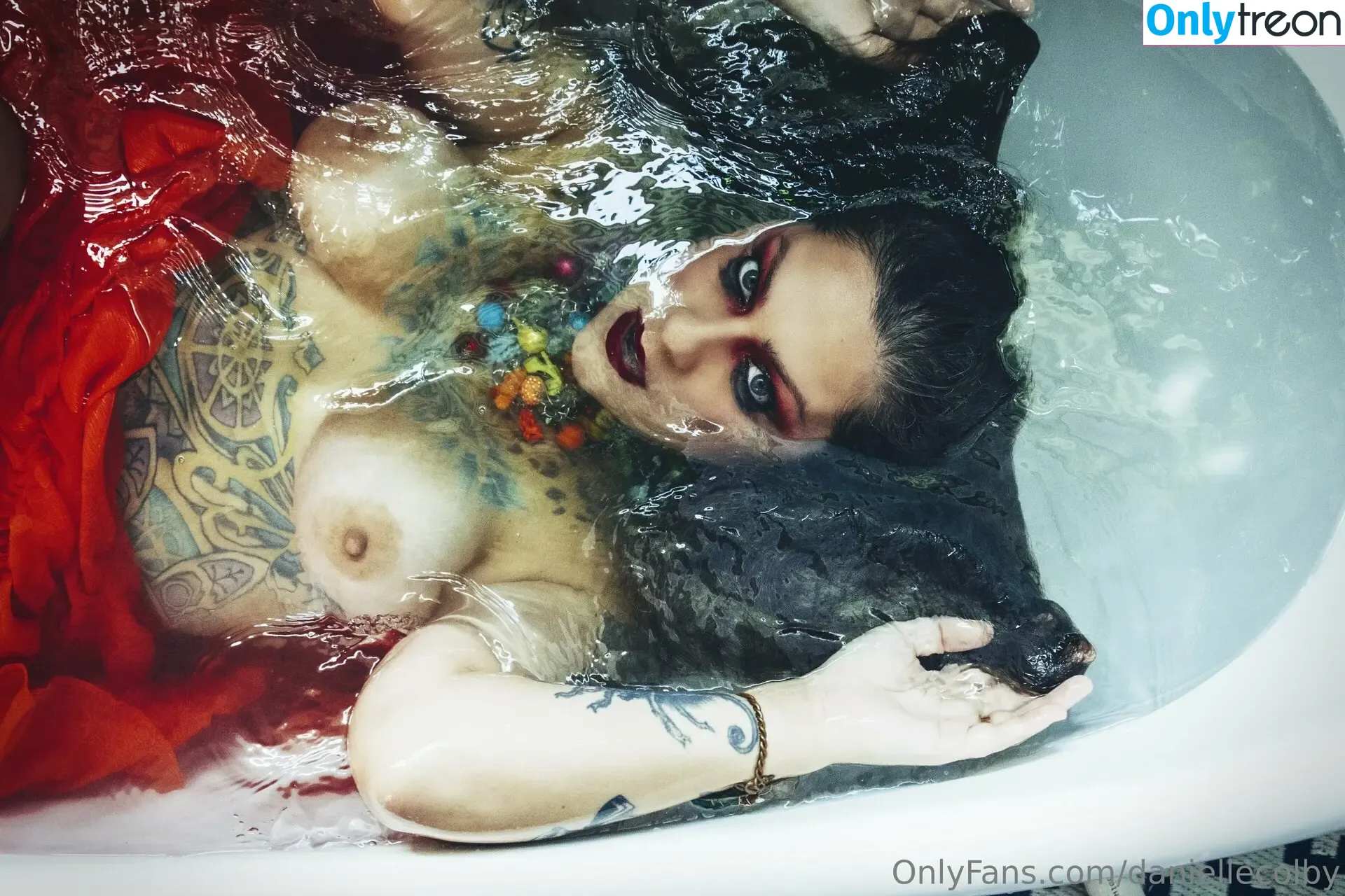 Danielle Colby голая photo #1206 (DanielleColby / daniellecolbyamericanpicker)