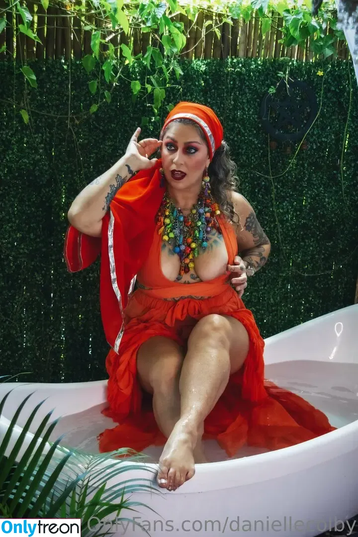 Danielle Colby голая photo #1217 (DanielleColby / daniellecolbyamericanpicker)