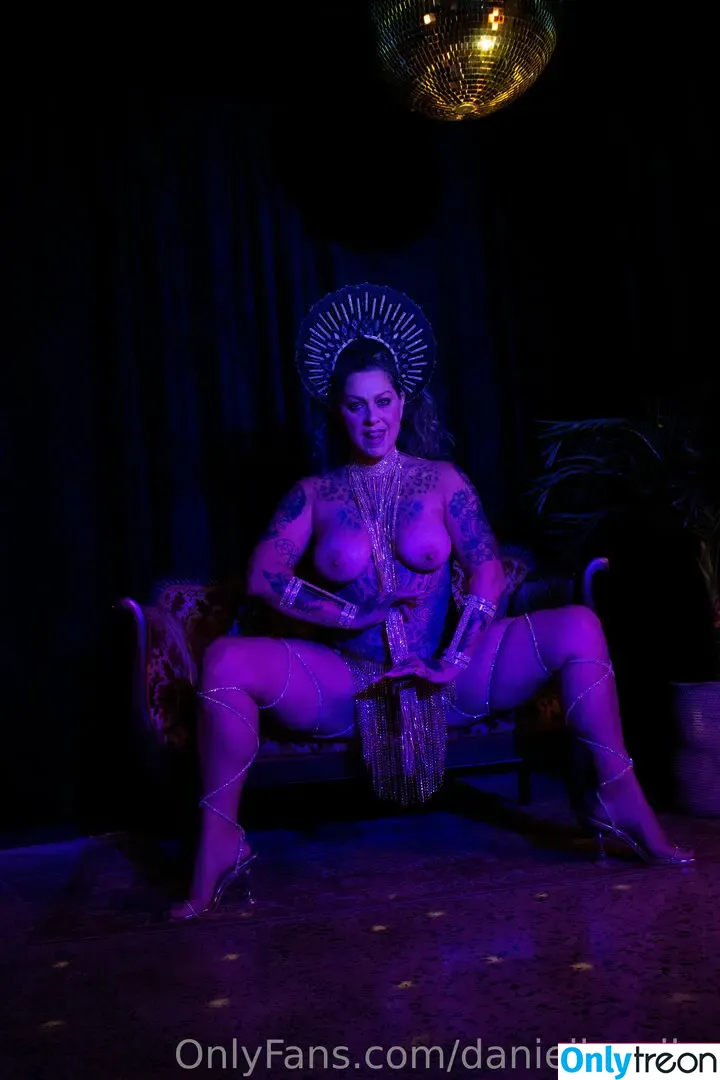 Danielle Colby голая photo #1230 (DanielleColby / daniellecolbyamericanpicker)
