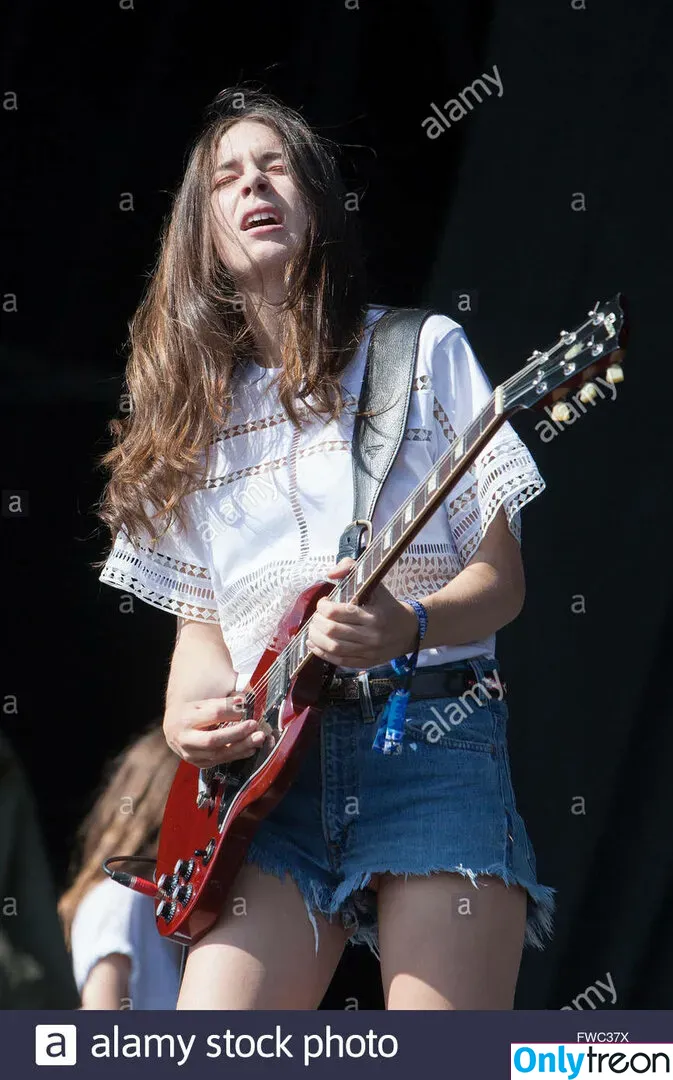 Danielle Haim голая photo #0018 (daniellehaim)