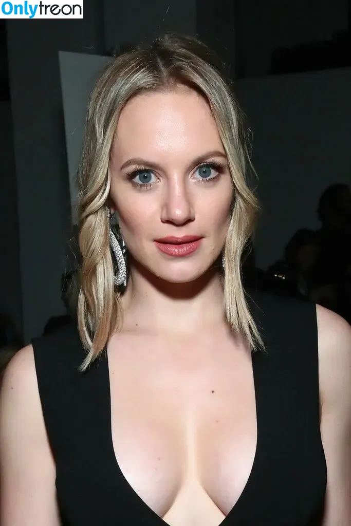 Danielle Savre голая photo #0015 (dsavre)