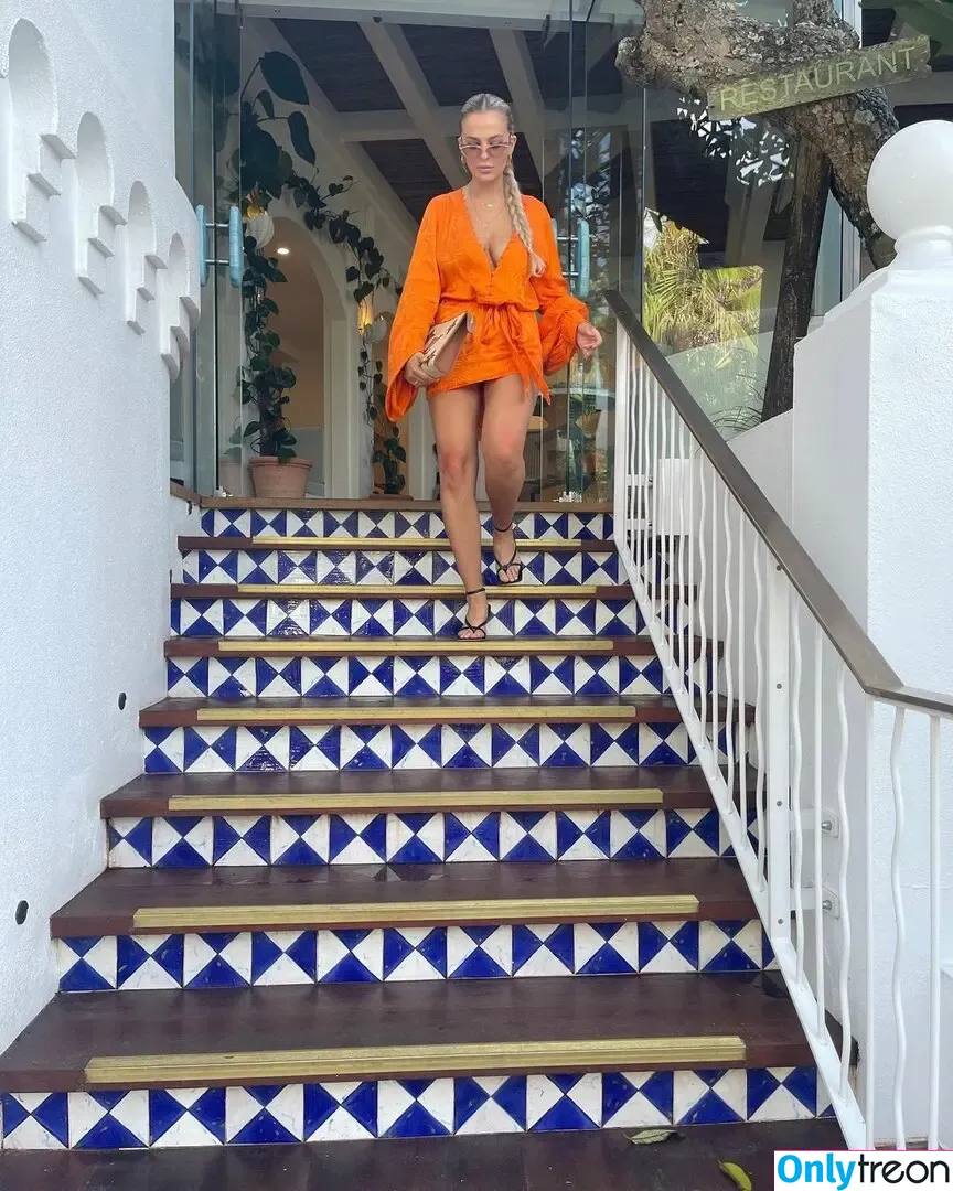 Danika M nude photo #0003 (danika.m / danikamaiamusic)