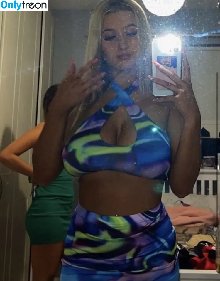 Danika M nude photo #0022 (danika.m / danikamaiamusic)