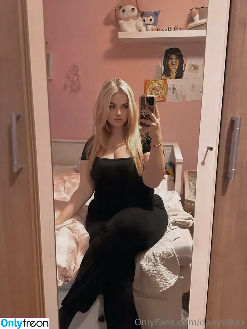 Danyelkax nude photo #0059 (danyelkaxo)