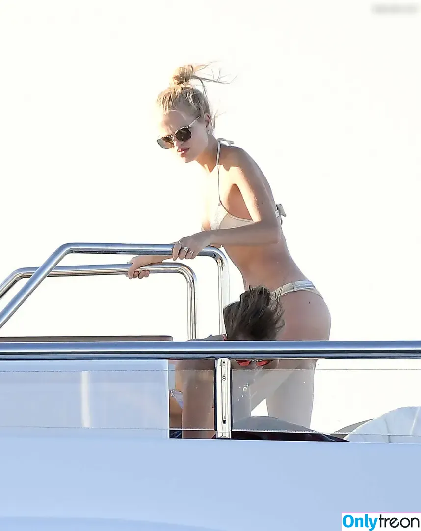 Daphne Groeneveld nude photo #0298 (daphnegroeneveld)