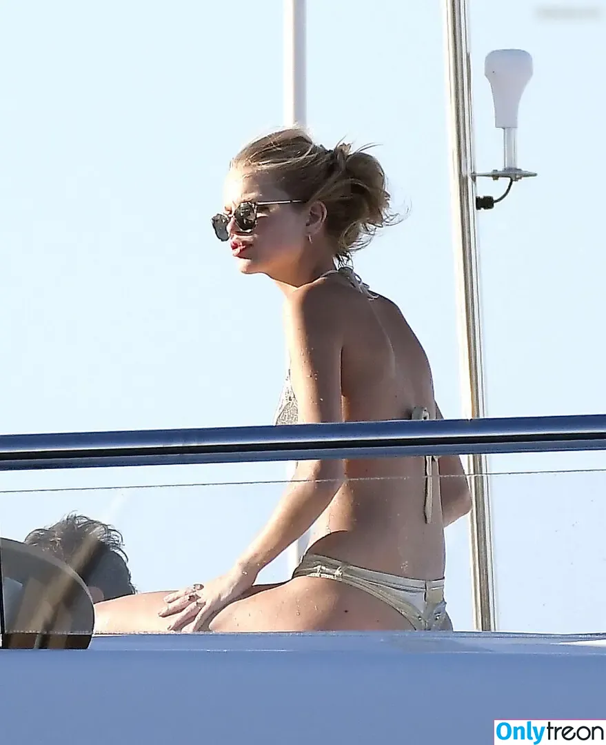 Daphne Groeneveld nude photo #0311 (daphnegroeneveld)