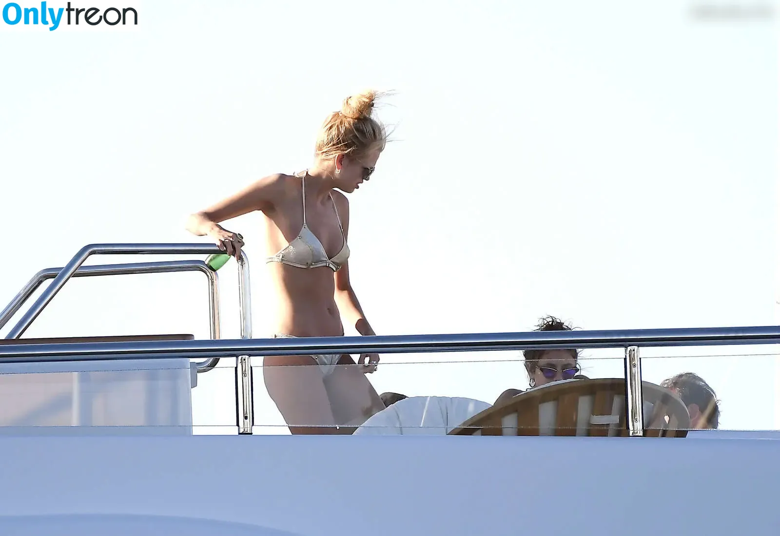 Daphne Groeneveld nude photo #0317 (daphnegroeneveld)