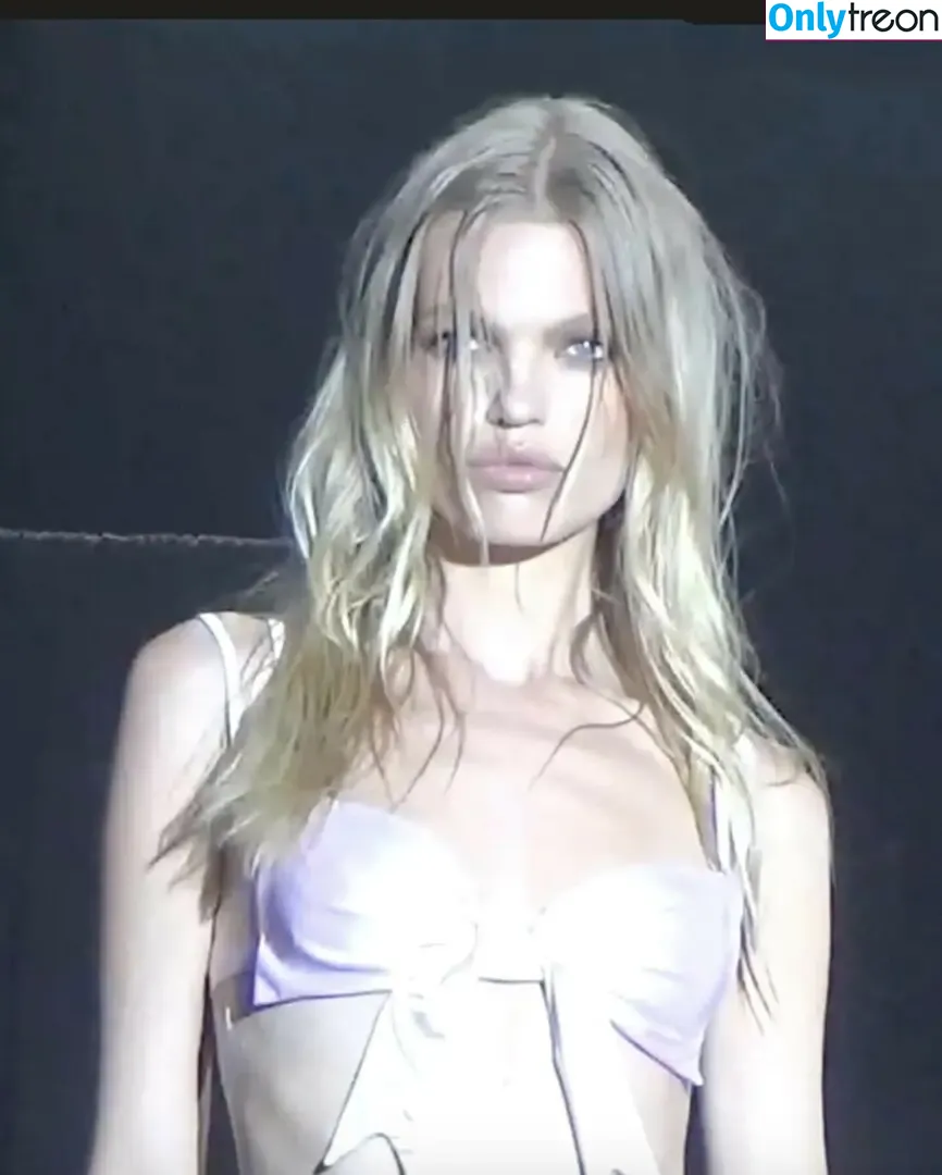 Daphne Groeneveld nude photo #0378 (daphnegroeneveld)