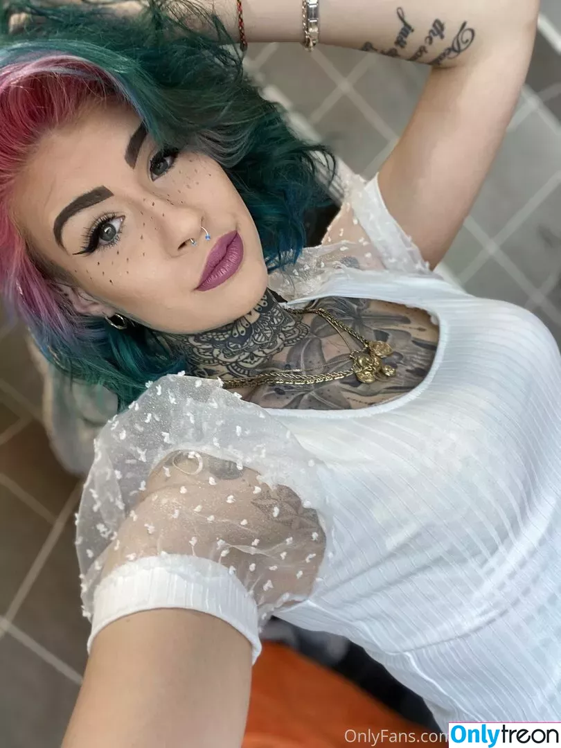 dee_louisexx nude photo #0035 (danniellaaaax)