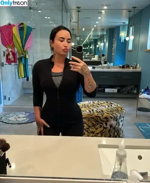 Demi Lovato / ddlovato nude photo #0602
