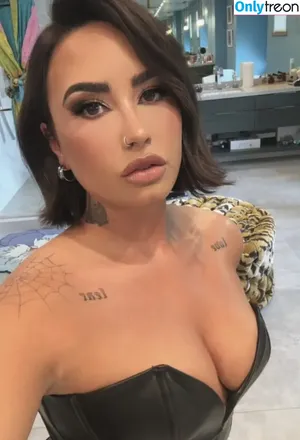Demi Lovato / ddlovato nude photo #0605