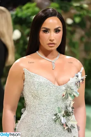 Demi Lovato / ddlovato nude photo #0611