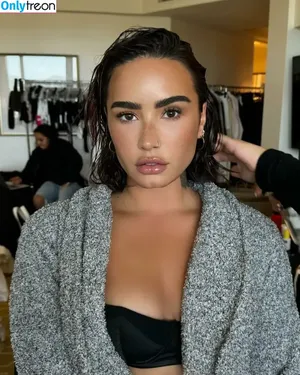 Demi Lovato / ddlovato nude photo #0626