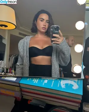 Demi Lovato / ddlovato nude photo #0627