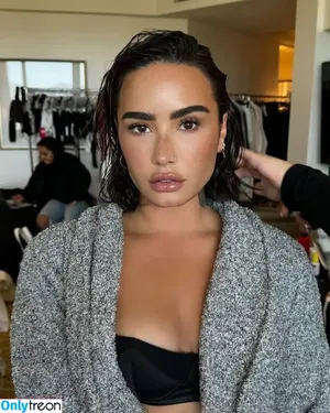 Demi Lovato / ddlovato nude photo #0630