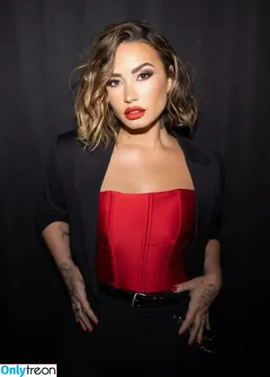 Demi Lovato / ddlovato nude photo #0640