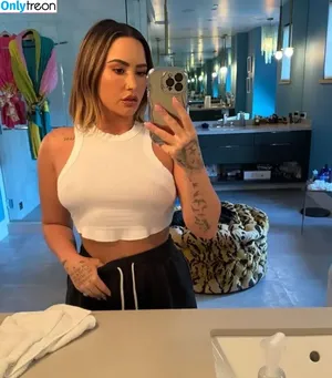 Demi Lovato / ddlovato nude photo #0641