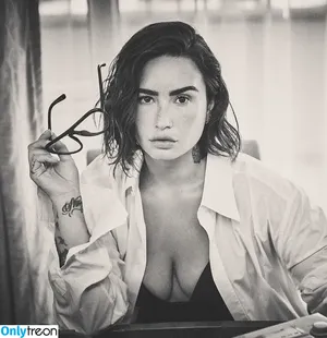 Demi Lovato / ddlovato nude photo #0672