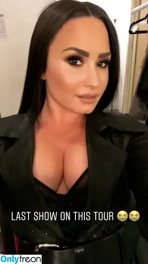 Demi Lovato / ddlovato nude photo #0681