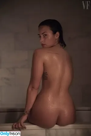 Demi Lovato / ddlovato nude photo #0694