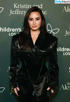 Demi Lovato / ddlovato nude photo #0729