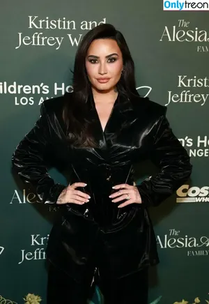 Demi Lovato / ddlovato nude photo #0730