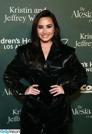 Demi Lovato / ddlovato nude photo #0731