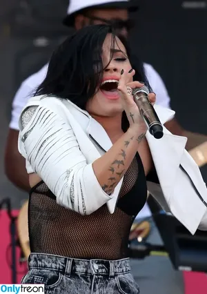 Demi Lovato / ddlovato nude photo #0749