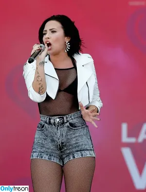 Demi Lovato / ddlovato nude photo #0760