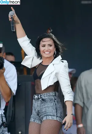 Demi Lovato / ddlovato nude photo #0765