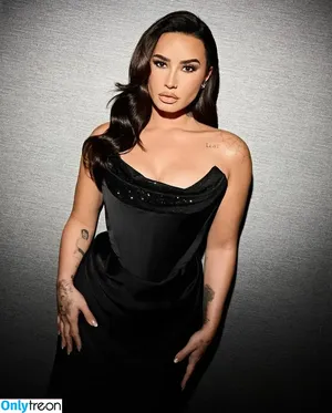Demi Lovato / ddlovato nude photo #0772
