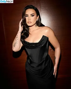 Demi Lovato / ddlovato nude photo #0773