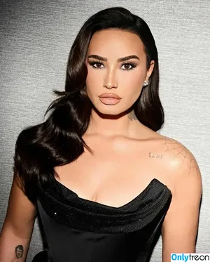 Demi Lovato / ddlovato nude photo #0775
