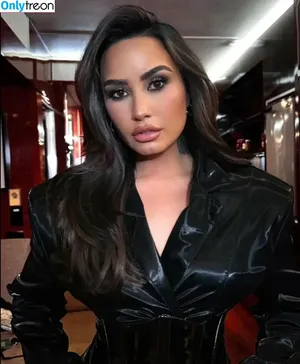 Demi Lovato / ddlovato nude photo #0776