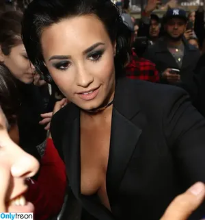 Demi Lovato / ddlovato фото голая #0792