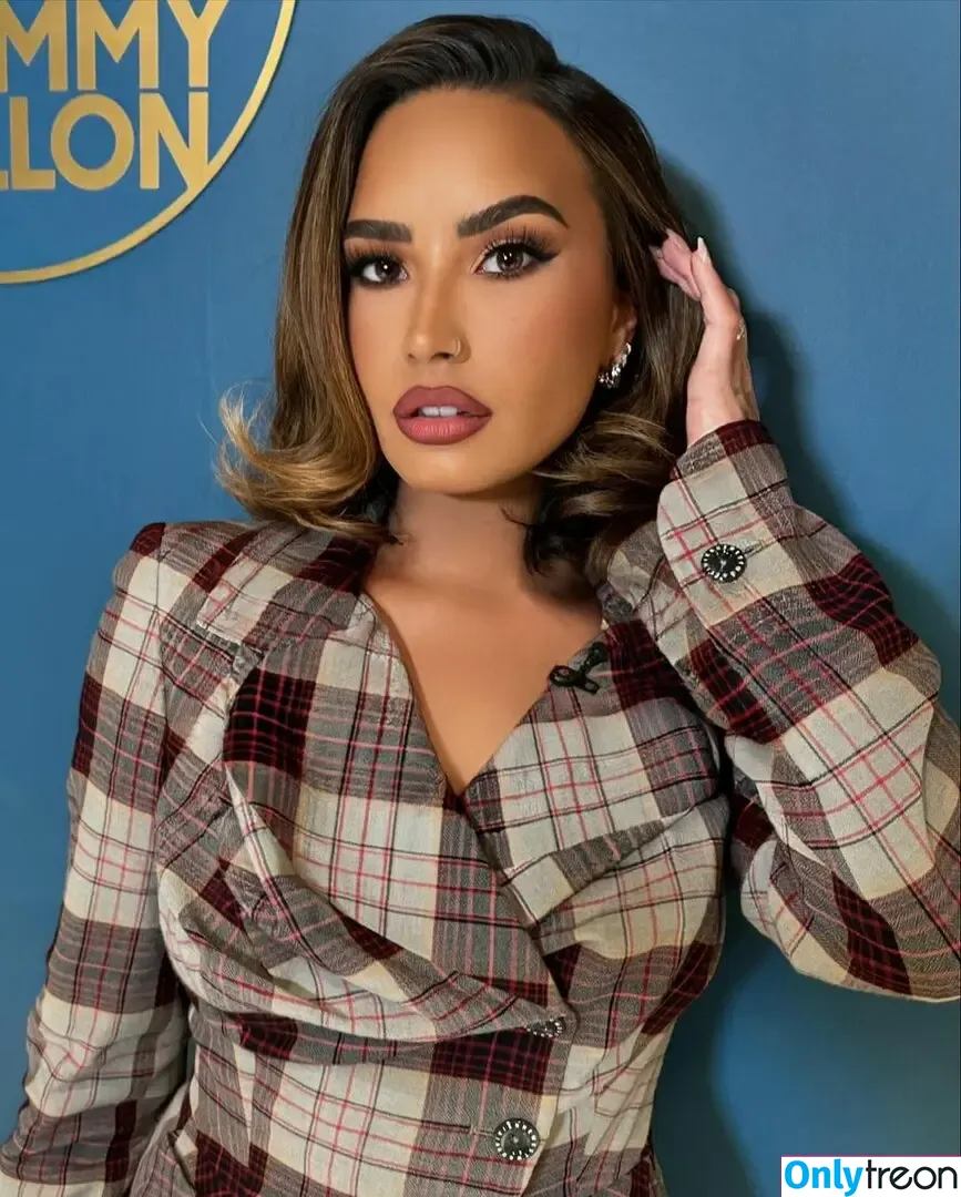Demi Lovato голая photo #0716 (ddlovato)