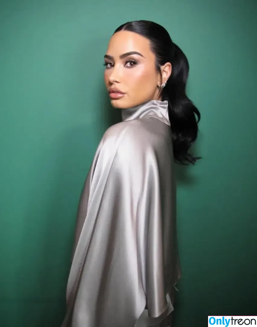 Demi Lovato голая photo #0874 (ddlovato)
