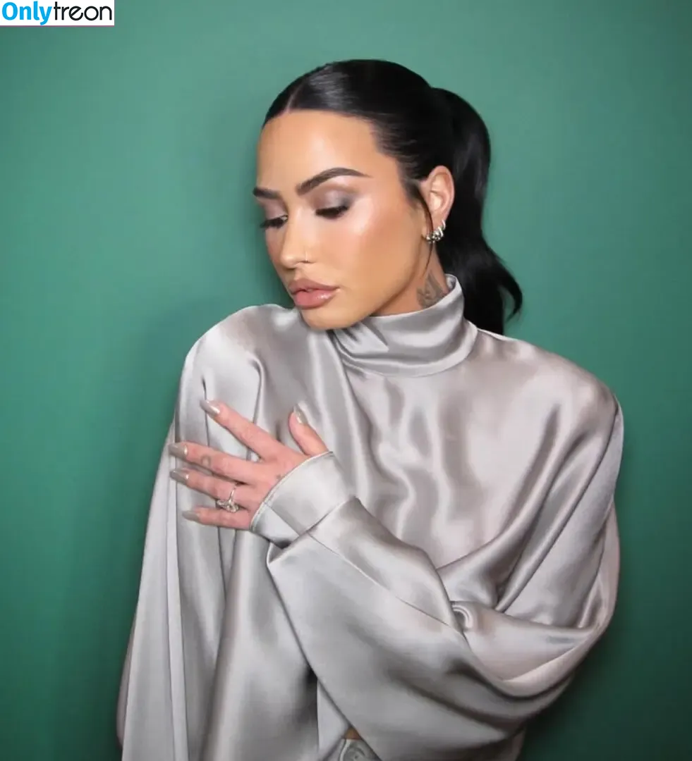 Demi Lovato голая photo #0875 (ddlovato)