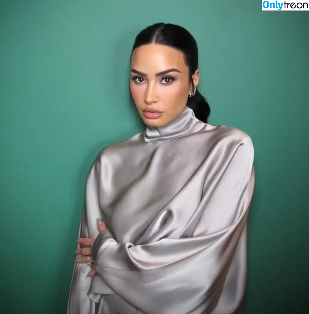Demi Lovato голая photo #0877 (ddlovato)