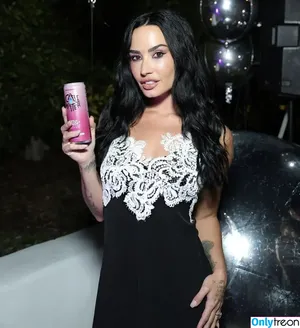 Demi Lovato / ddlovato nude photo #1039