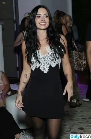 Demi Lovato / ddlovato nude photo #1041