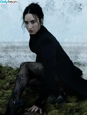 Demi Lovato / ddlovato nude photo #1053