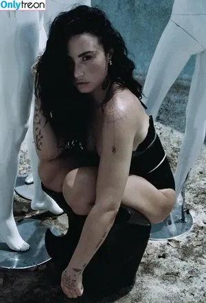 Demi Lovato / ddlovato nude photo #1055