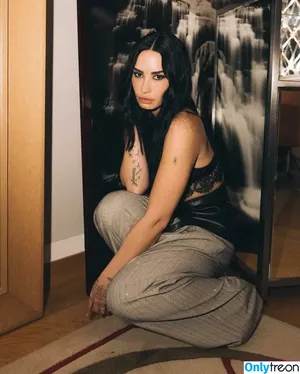 Demi Lovato / ddlovato nude photo #1082