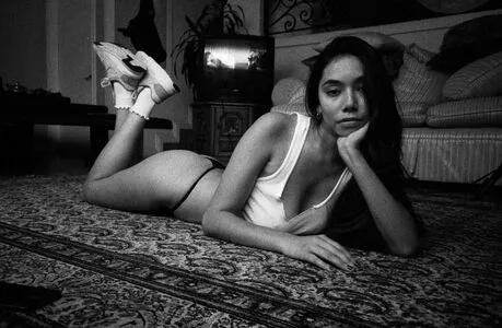Desiree Flores / desiree.floress фото голая #0097