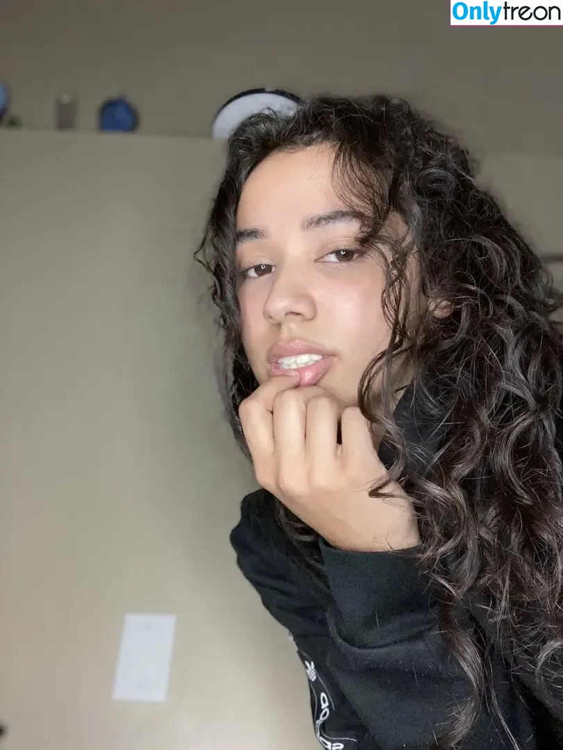Desiree Sinns nude photo #0010 (bbyydes / bbyydesxo)