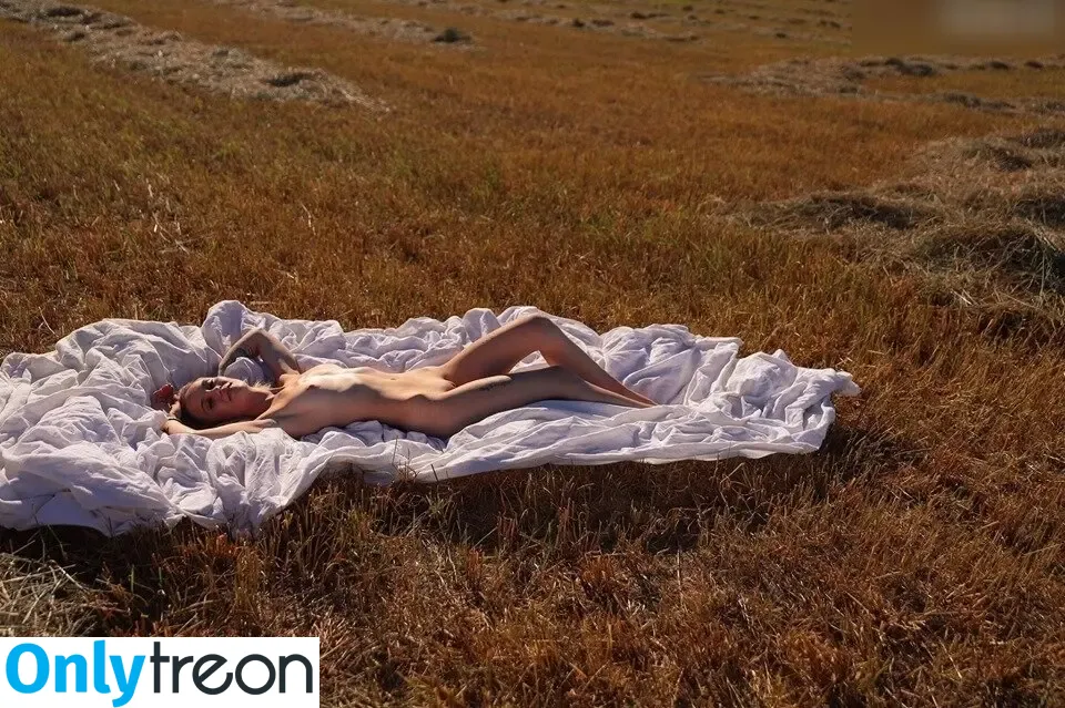devange.hbr nude photo #0047 (becca.hbr.official / kalemia)
