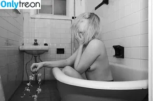 Deziree DeGroot / deziree_d nude photo #0002